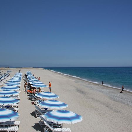 Club Esse Aquilia Beach Village Badolato Marina Extérieur photo