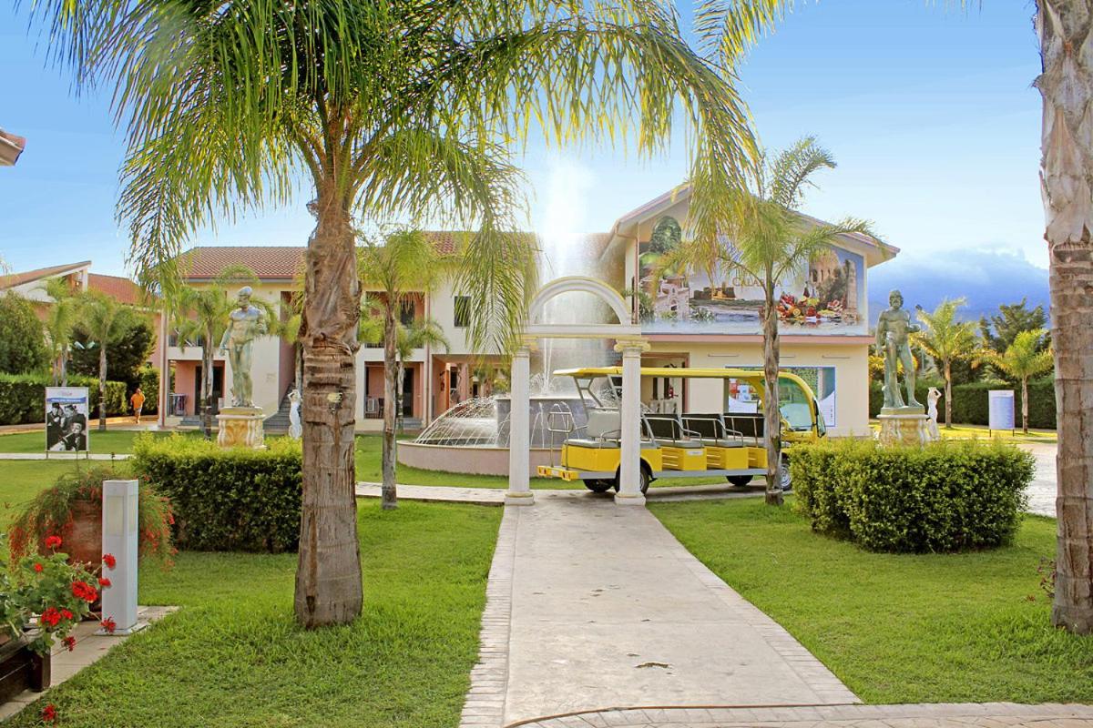 Club Esse Aquilia Beach Village Badolato Marina Extérieur photo